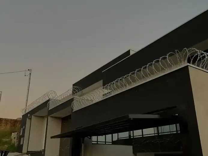 Equipe PROTEC em instalação de segurança eletrônica
